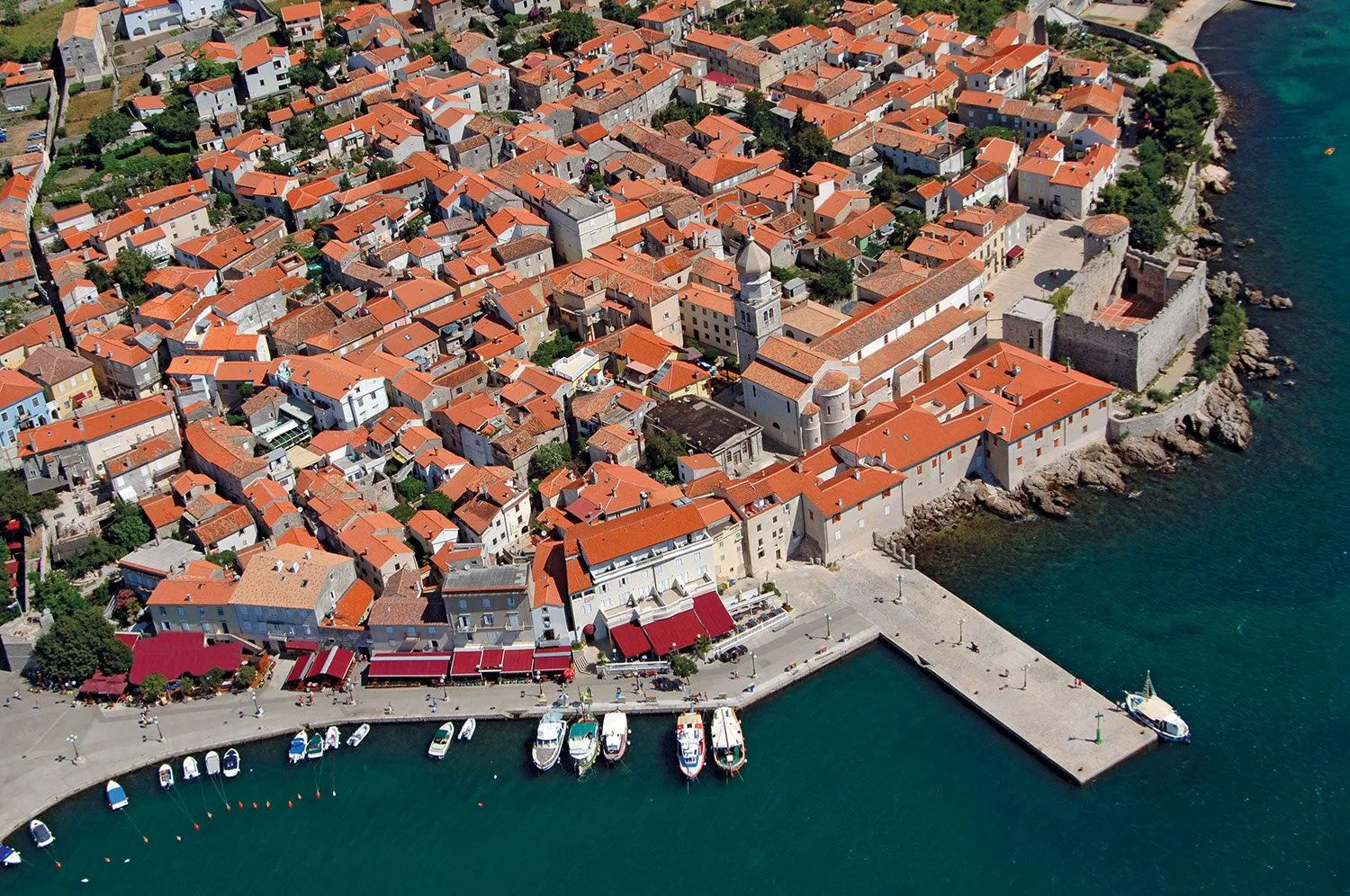 Pogled iz zraka na stari grad Krk