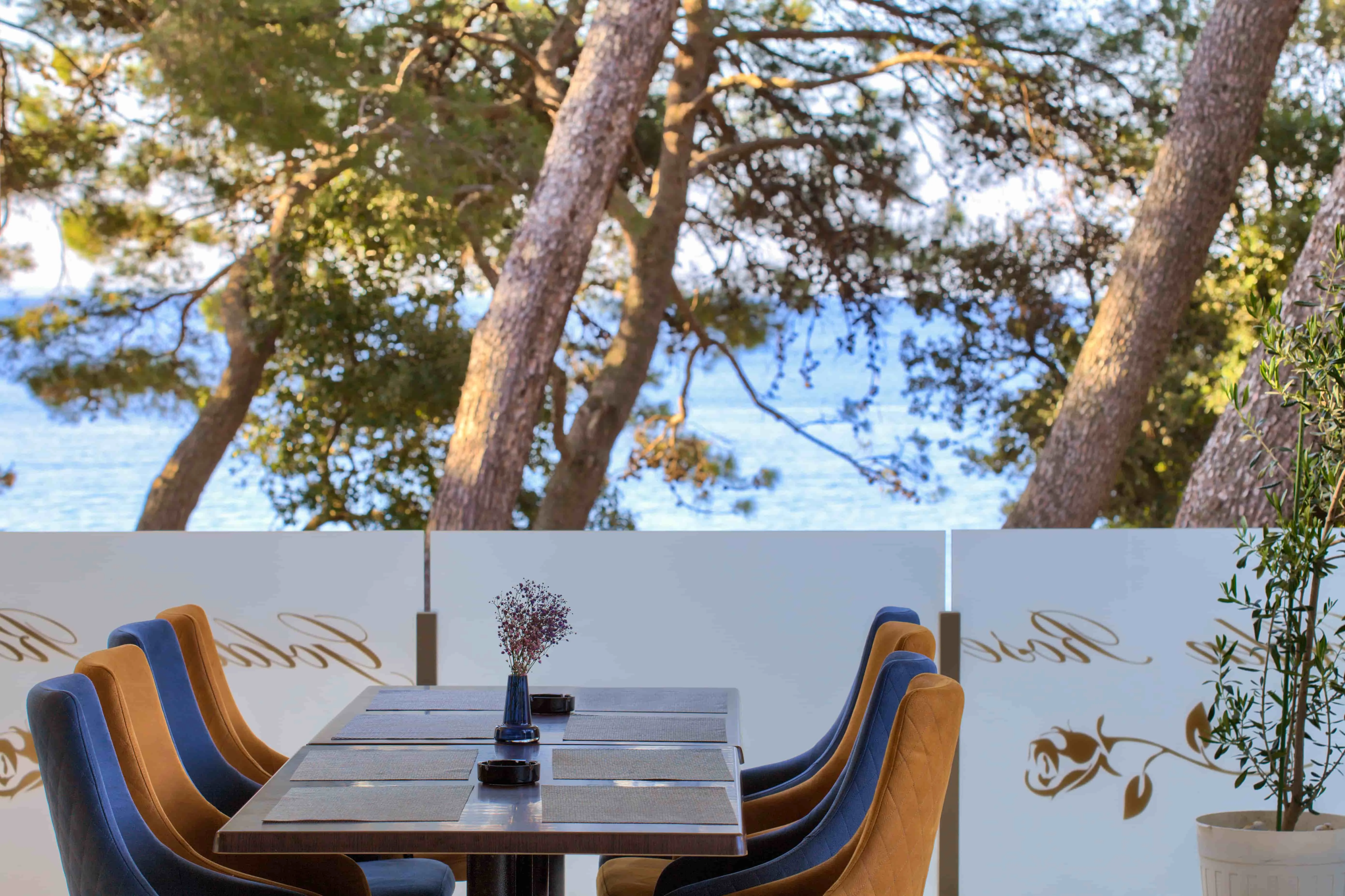 Terasa restorana Golden Rose s pogledom na more